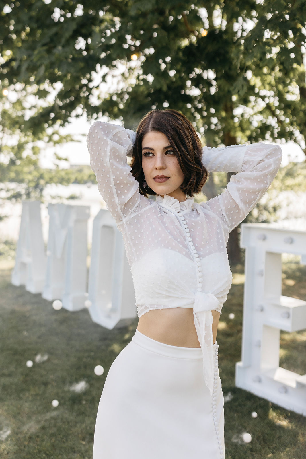 Braut mit braunem Brautmake-up und Glamwaves Bob, Styling von Sabrina Urban und Foto von Melanie Reischert 