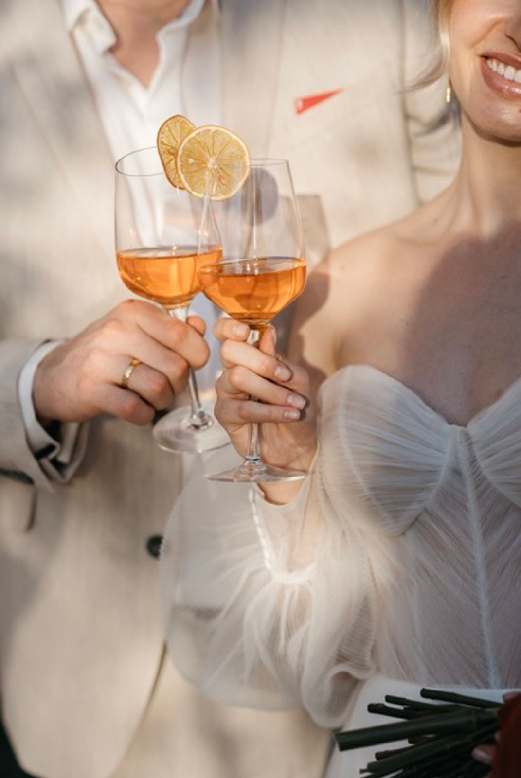 Braut und Bräutigam mit Aperol Gläsern 