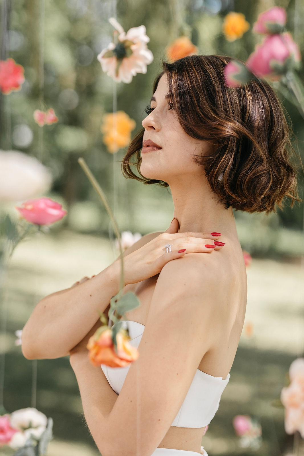 Braut mit kurzen Haaren und Brautfrisur Glamwaves, Styling von Sabrina Urban und Foto von Melanie Reischert 